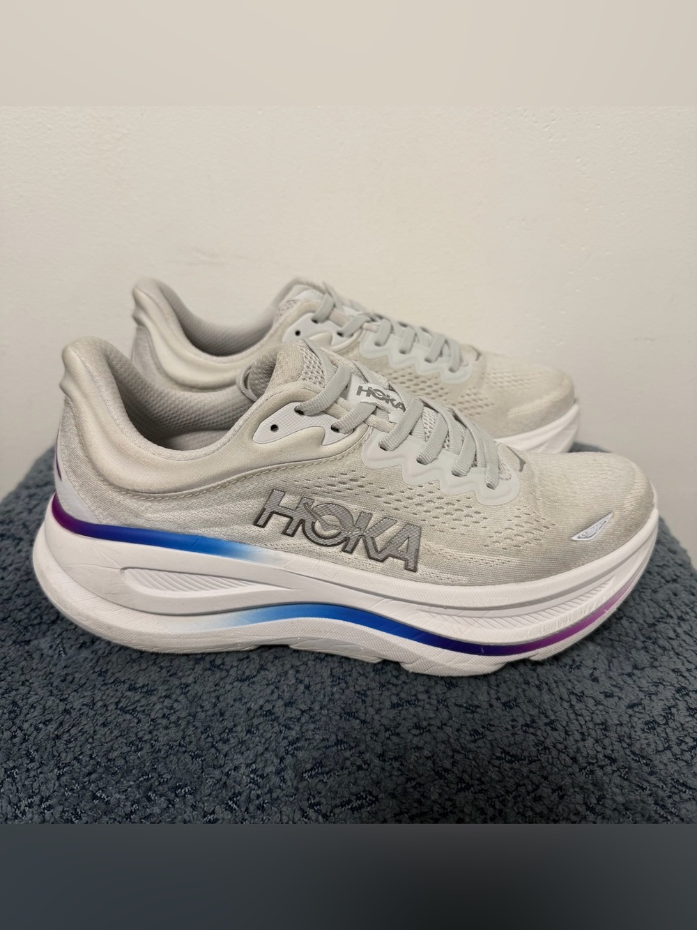 Hoka Bondi 9 Women’s Light Gray and White Running Shoes with Blue-Purple Accent